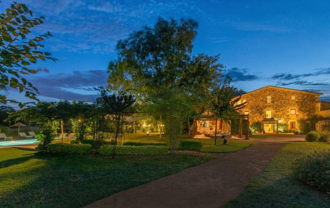 Jardines, piscina y finca de Mas Carreras 1846 al anochecer